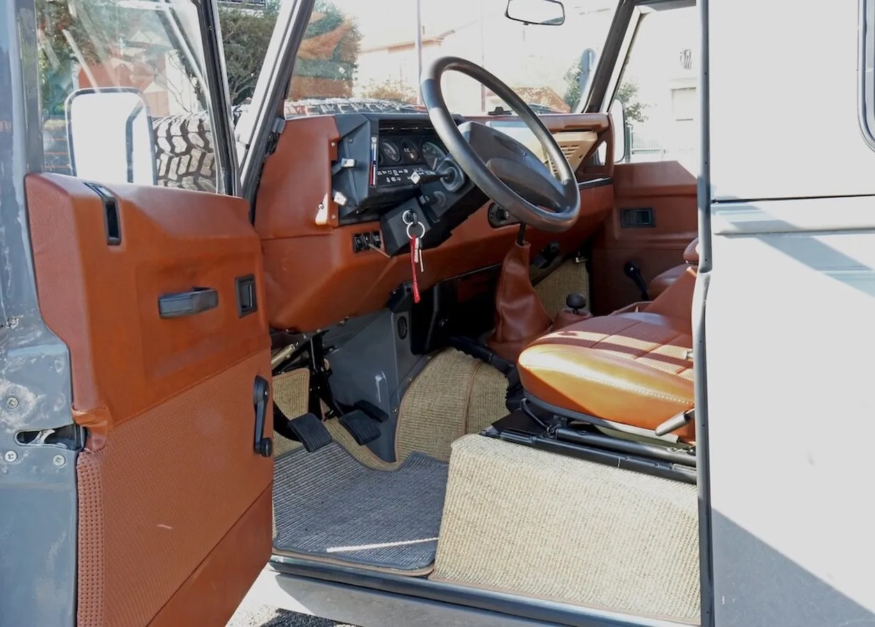 Land-rover-Defender-90-1992-Grey-Cogna-11