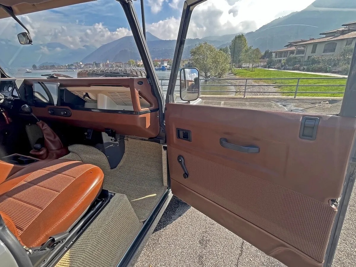 Land-rover-Defender-90-1992-Grey-Cogna-4