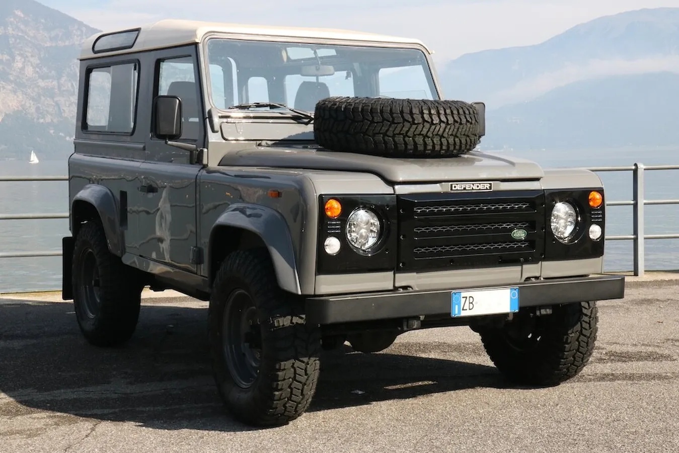 Land-rover-Defender-90-1992-Grey-Cogna-8