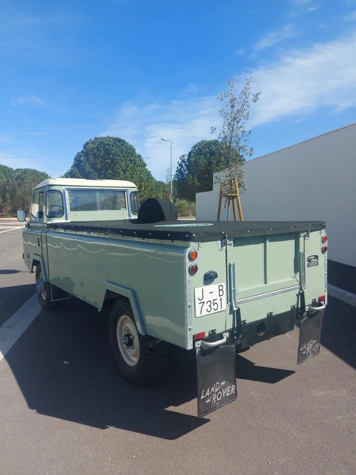 Land-rover-Series-2a-1975-Green-Black-2