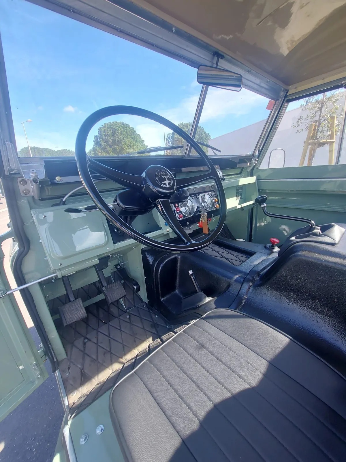 Land-rover-Series-2a-1975-Green-Black-4