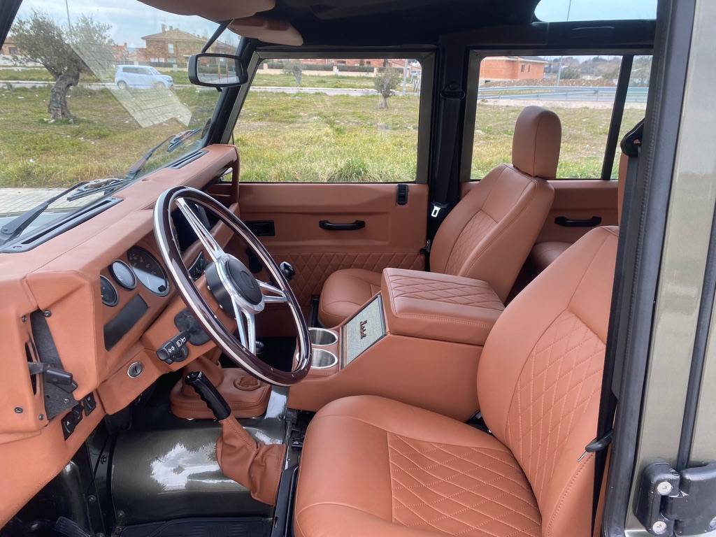 Land-rover-defender-110-1990-custom-19