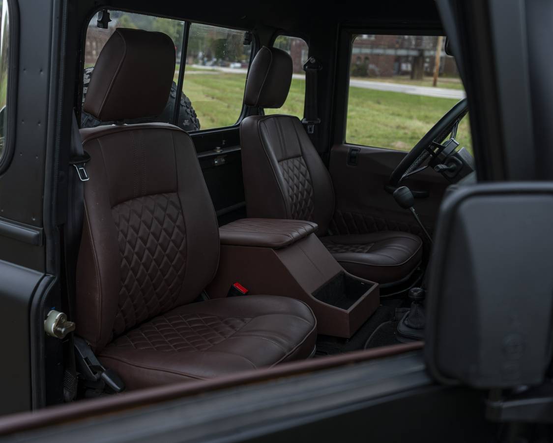 Land-rover-defender-110-1990-custom-21