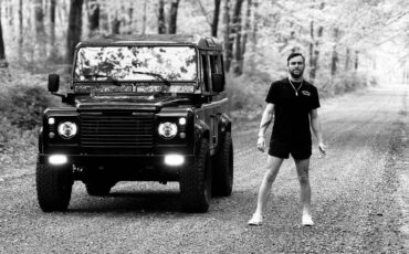 Land-rover-defender-110-1990-custom