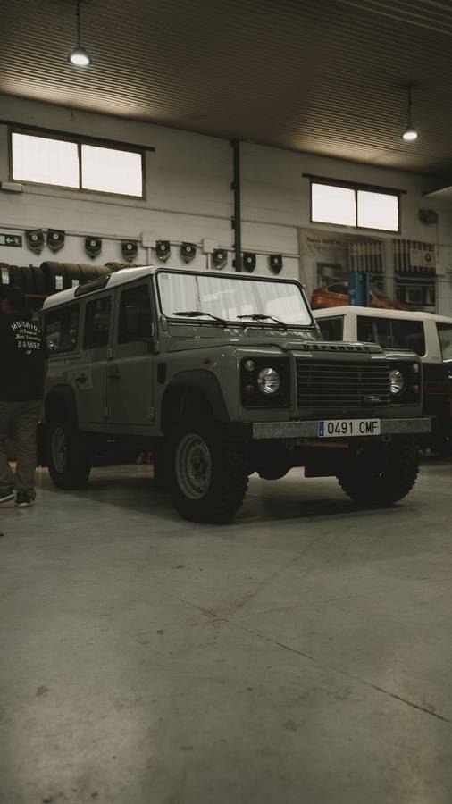 Land-rover-defender-110-1990-custom-8