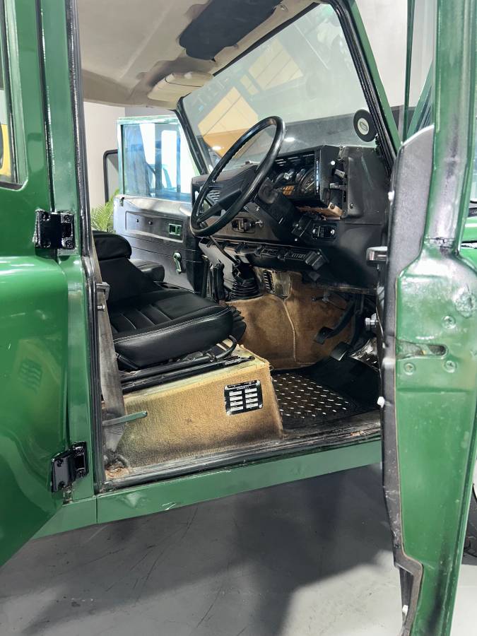Land-rover-defender-110-1992-green-11