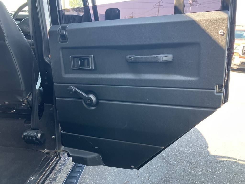 Land-rover-defender-110-1993-black-1