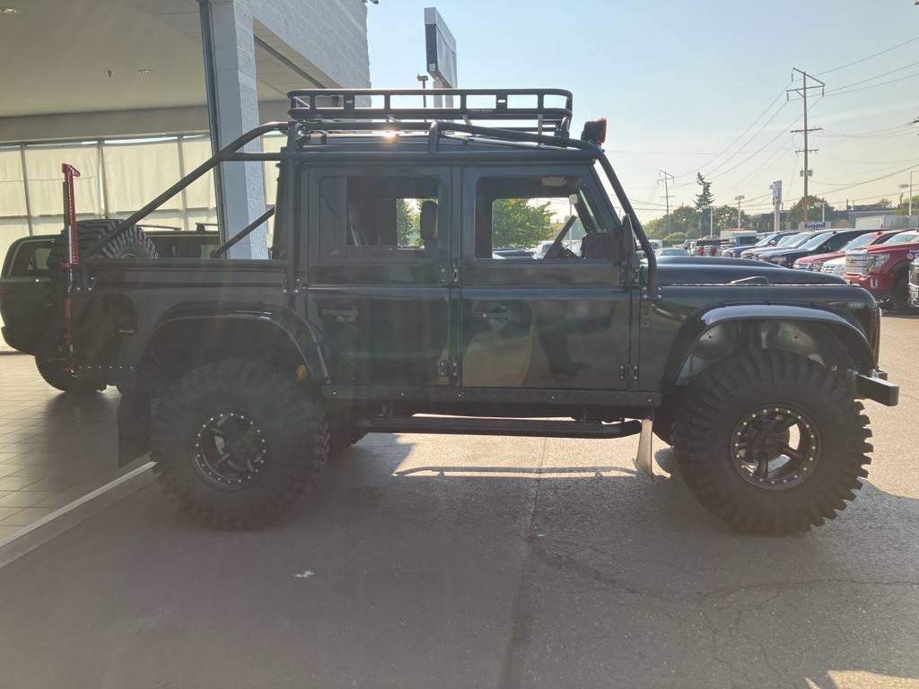 Land-rover-defender-110-1993-black-10