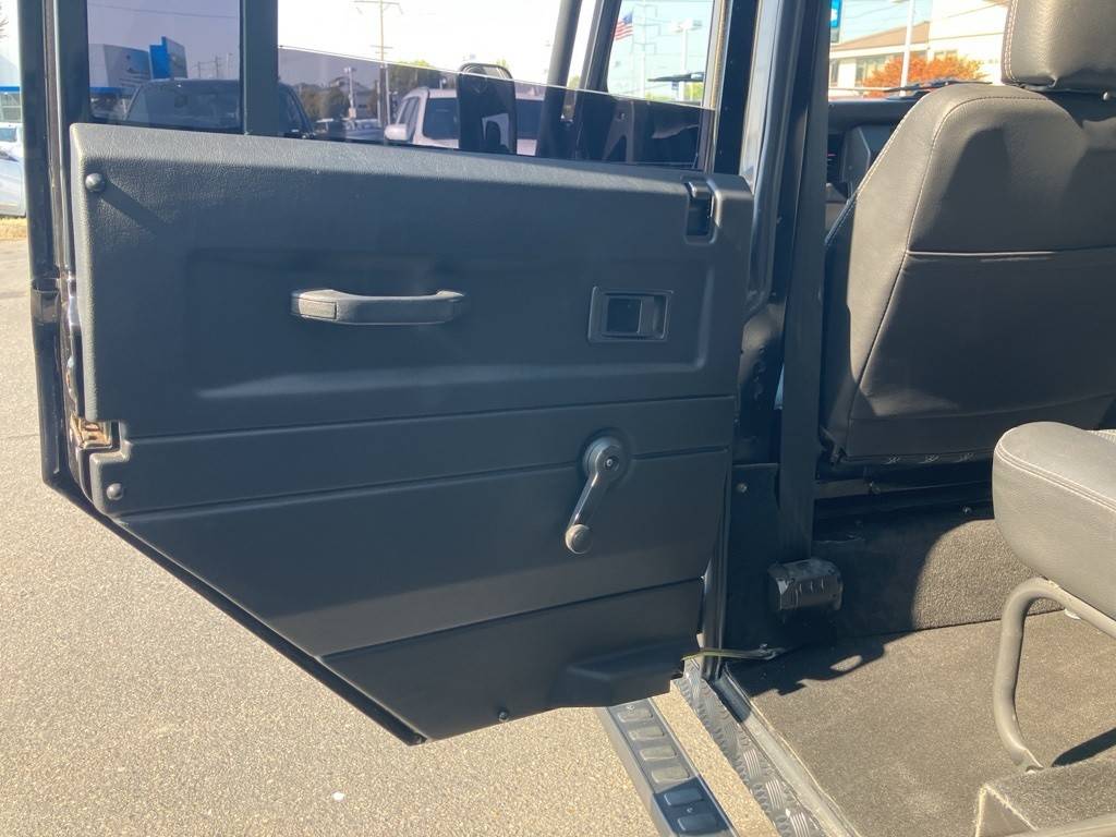 Land-rover-defender-110-1993-black-16