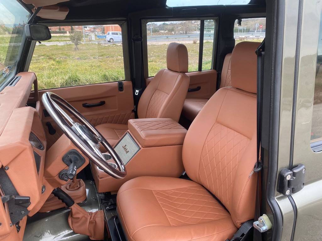 Land-rover-defender-110-1995-custom-11