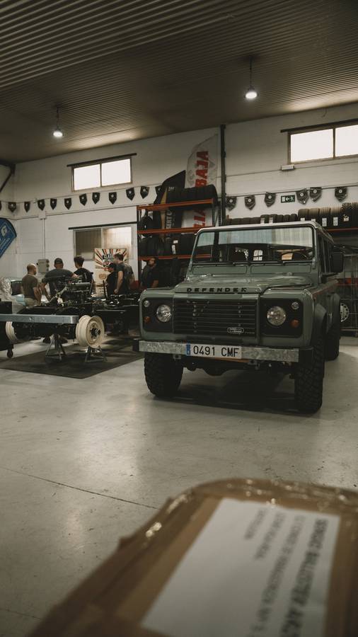 Land-rover-defender-110-1995-custom-17