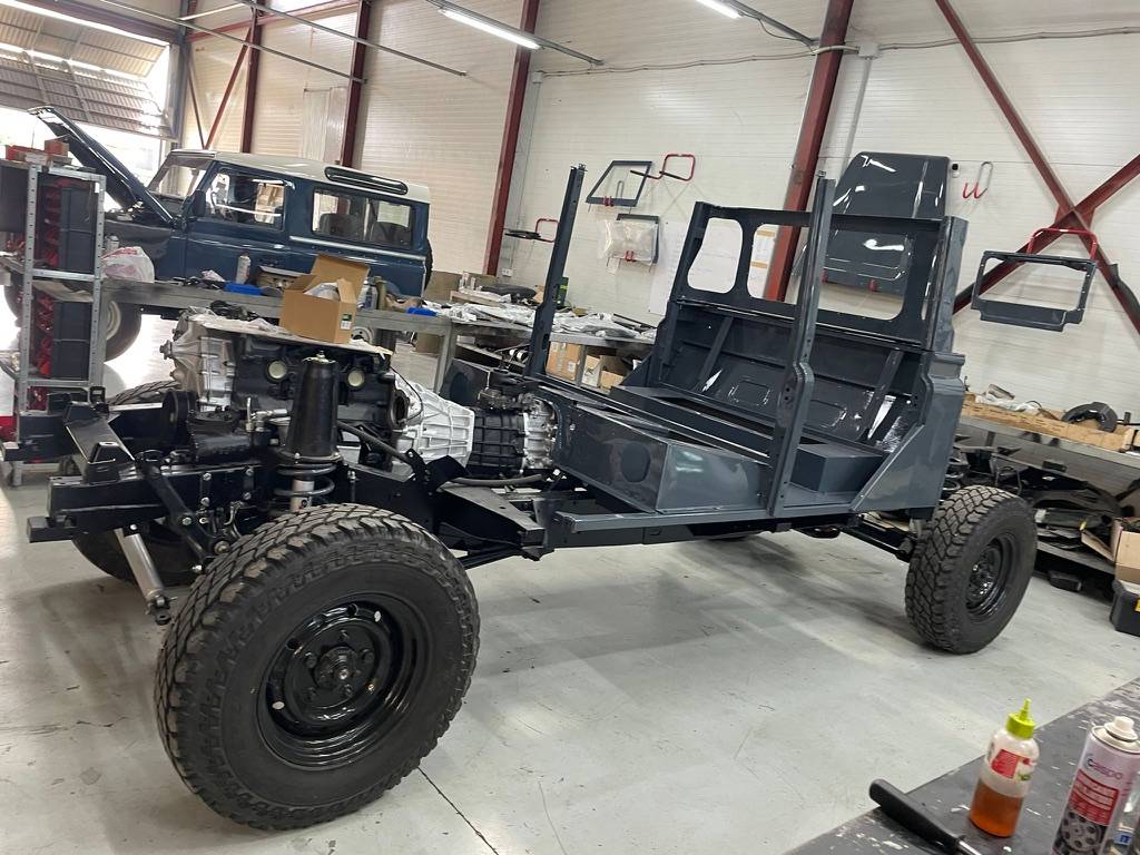 Land-rover-defender-110-1995-custom-21