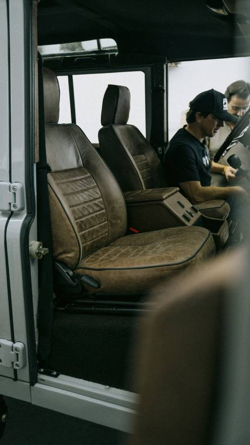 Land-rover-defender-1980-white-16