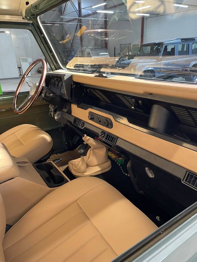 Land-rover-defender-1980-white-3