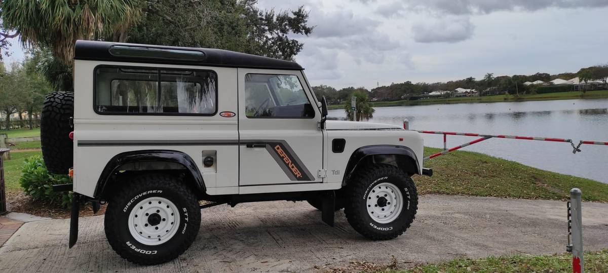 Land-rover-defender-90-diesel-1995-white-1