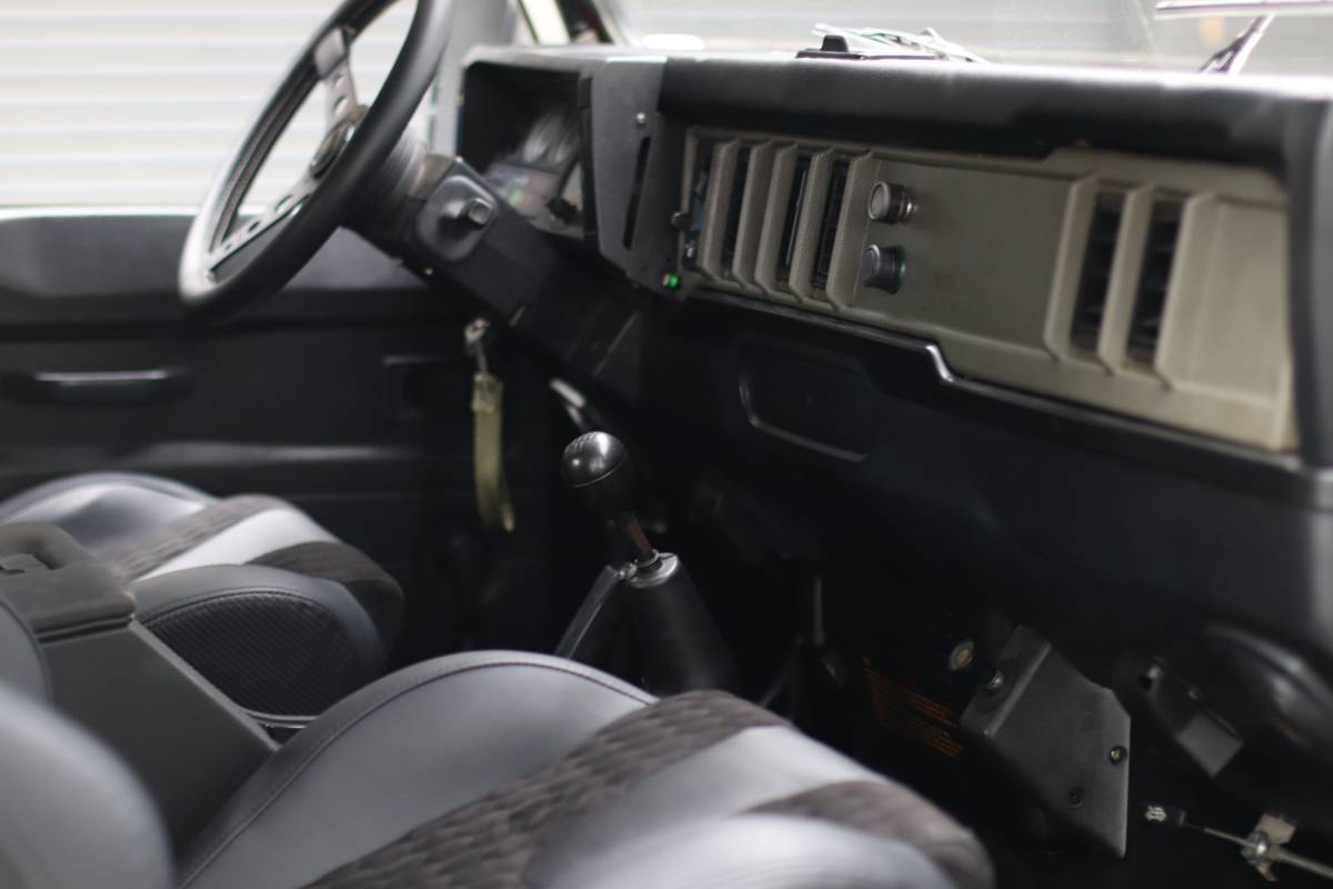 Land-rover-defender-diesel-1988-white-10