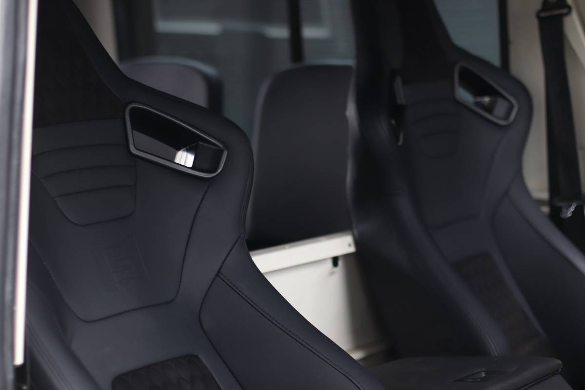 Land-rover-defender-diesel-1988-white-11