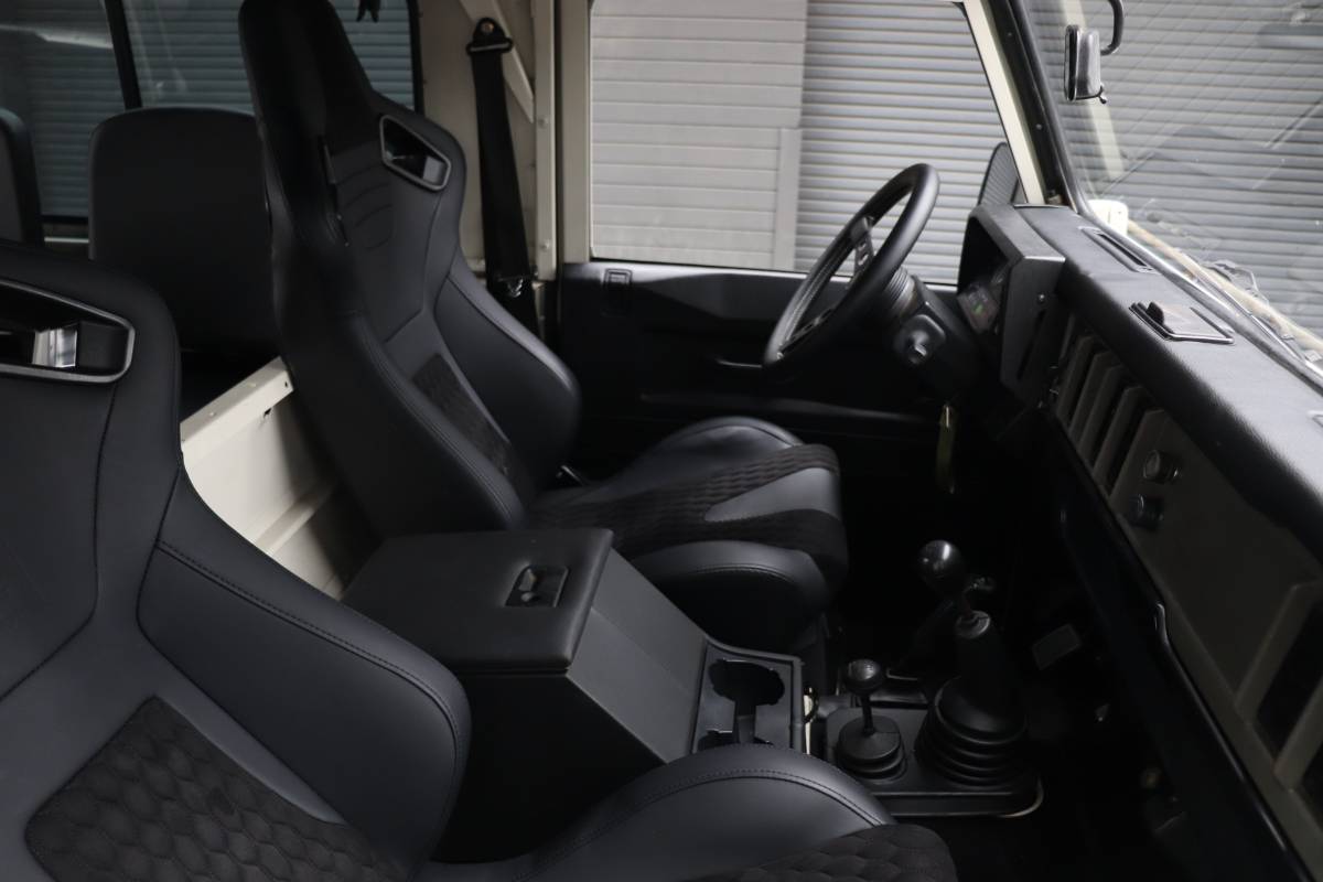 Land-rover-defender-diesel-1988-white-4