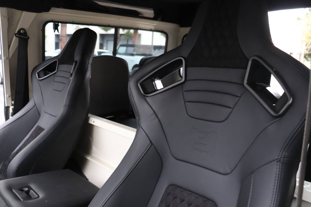 Land-rover-defender-diesel-1988-white-7