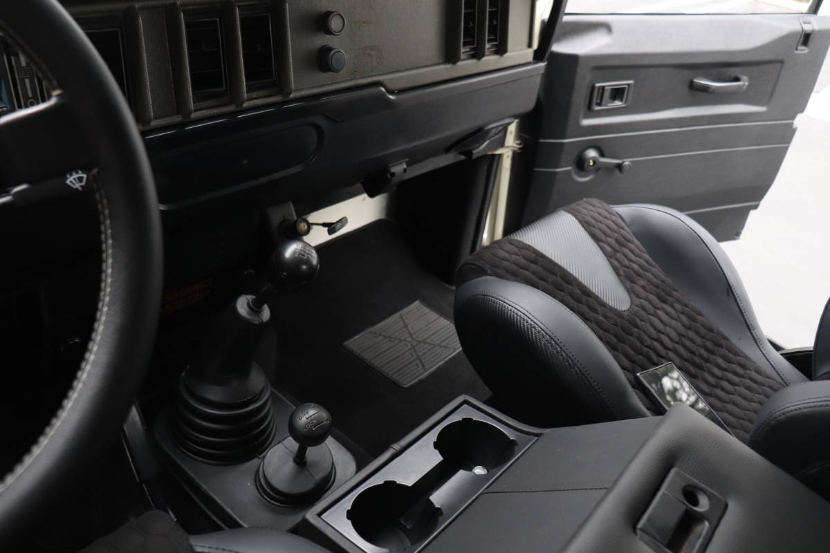 Land-rover-defender-diesel-1988-white-9
