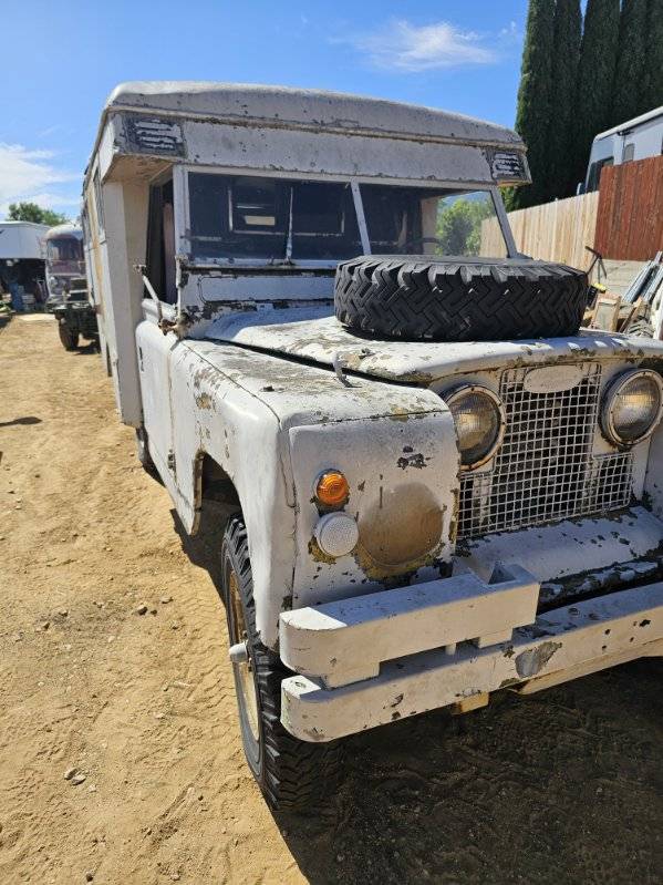 Land-rover-series-2-1967-white-1