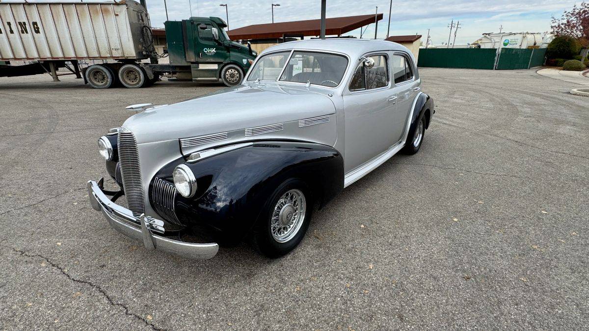 Lasalle-series-52-sedan-1940-silver-15