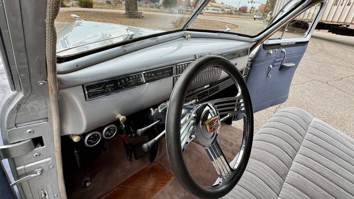 Lasalle-series-52-sedan-1940-silver-2