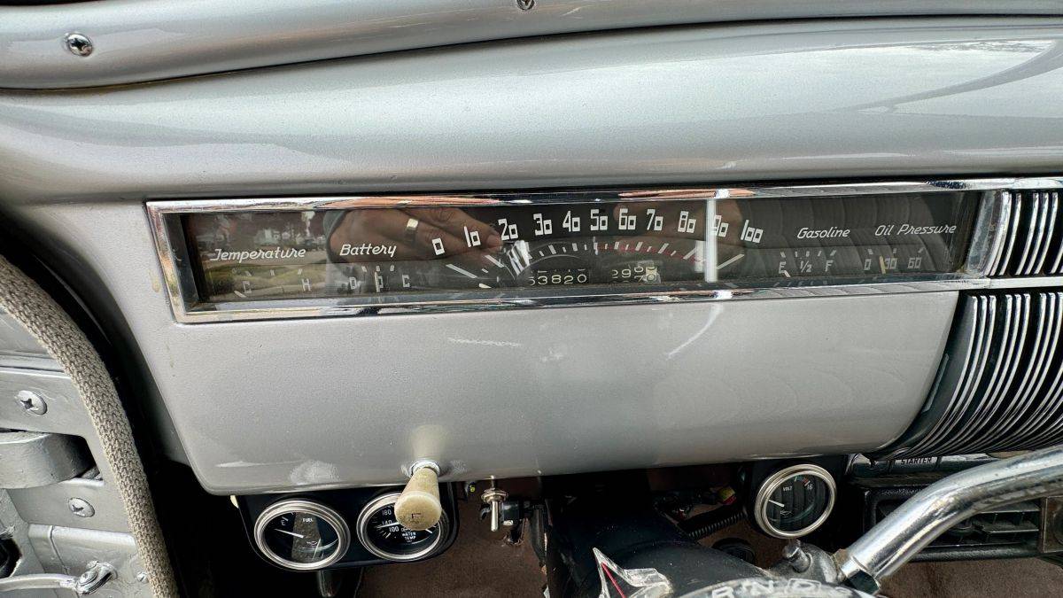 Lasalle-series-52-sedan-1940-silver-3