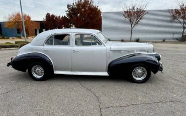 Lasalle-series-52-sedan-1940-silver