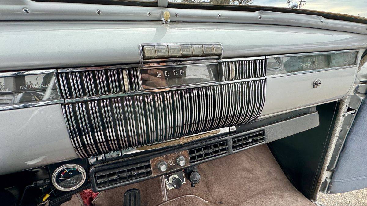Lasalle-series-52-sedan-1940-silver-4