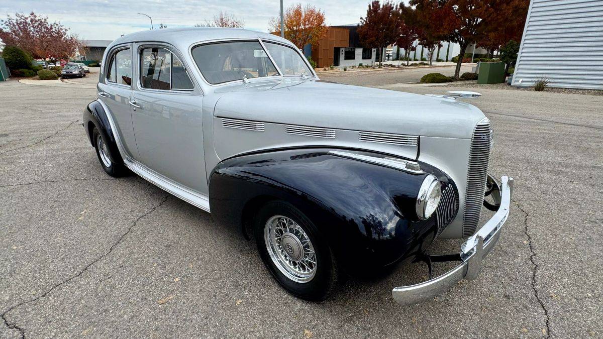 Lasalle-series-52-sedan-1940-silver-6