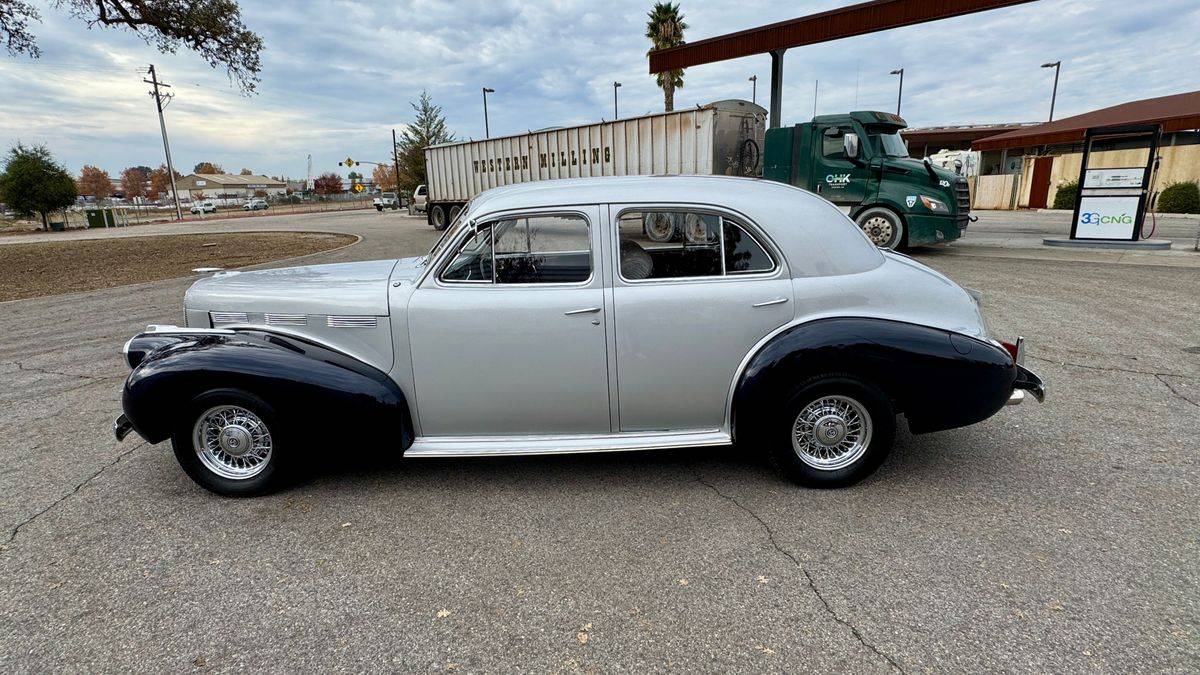 Lasalle-series-52-sedan-1940-silver-9