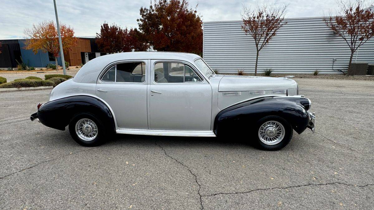 Lasalle-series-52-sedan-1940-silver
