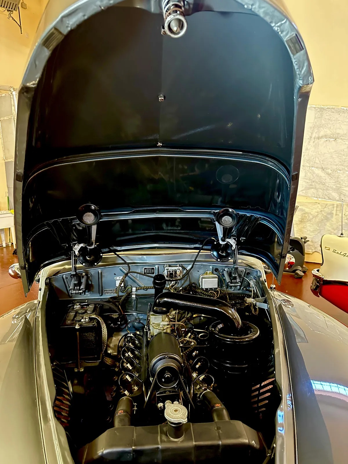 Lincoln-Continental-1946-Gray-Red-14
