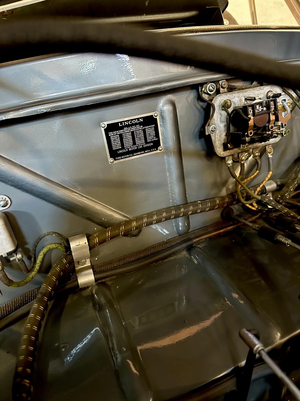 Lincoln-Continental-1946-Gray-Red-15