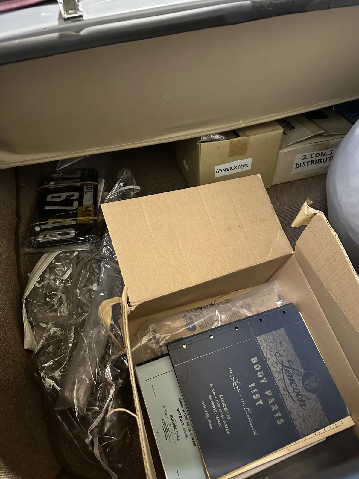 Lincoln-Continental-1946-Gray-Red-17