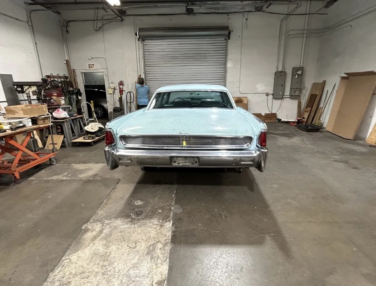 Lincoln-Continental-1961-Light-Blue-Light-Blue-2