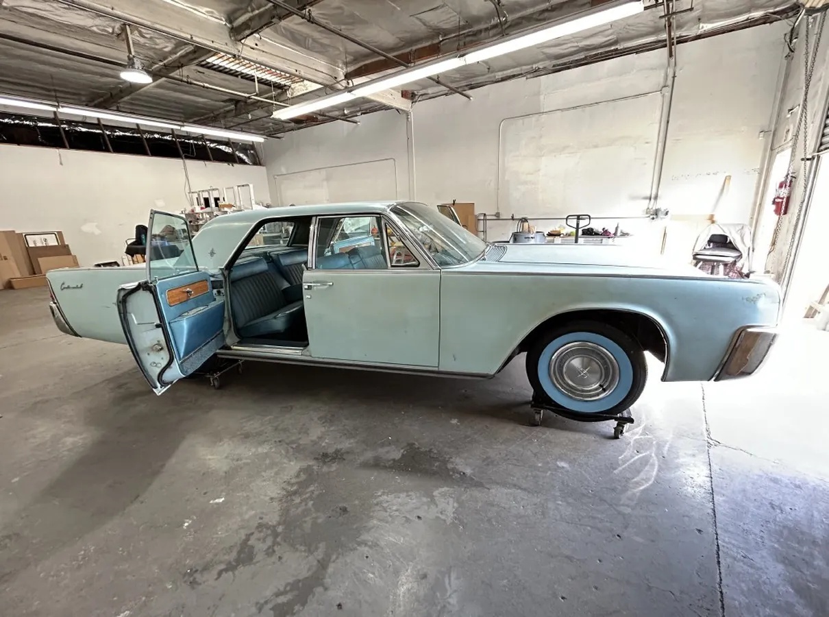 Lincoln-Continental-1961-Light-Blue-Light-Blue-3