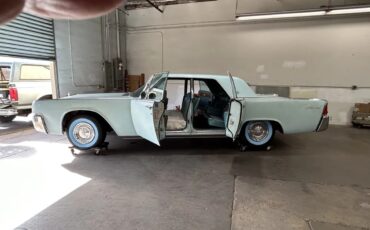 Lincoln-Continental-1961-Light-Blue-Light-Blue-4