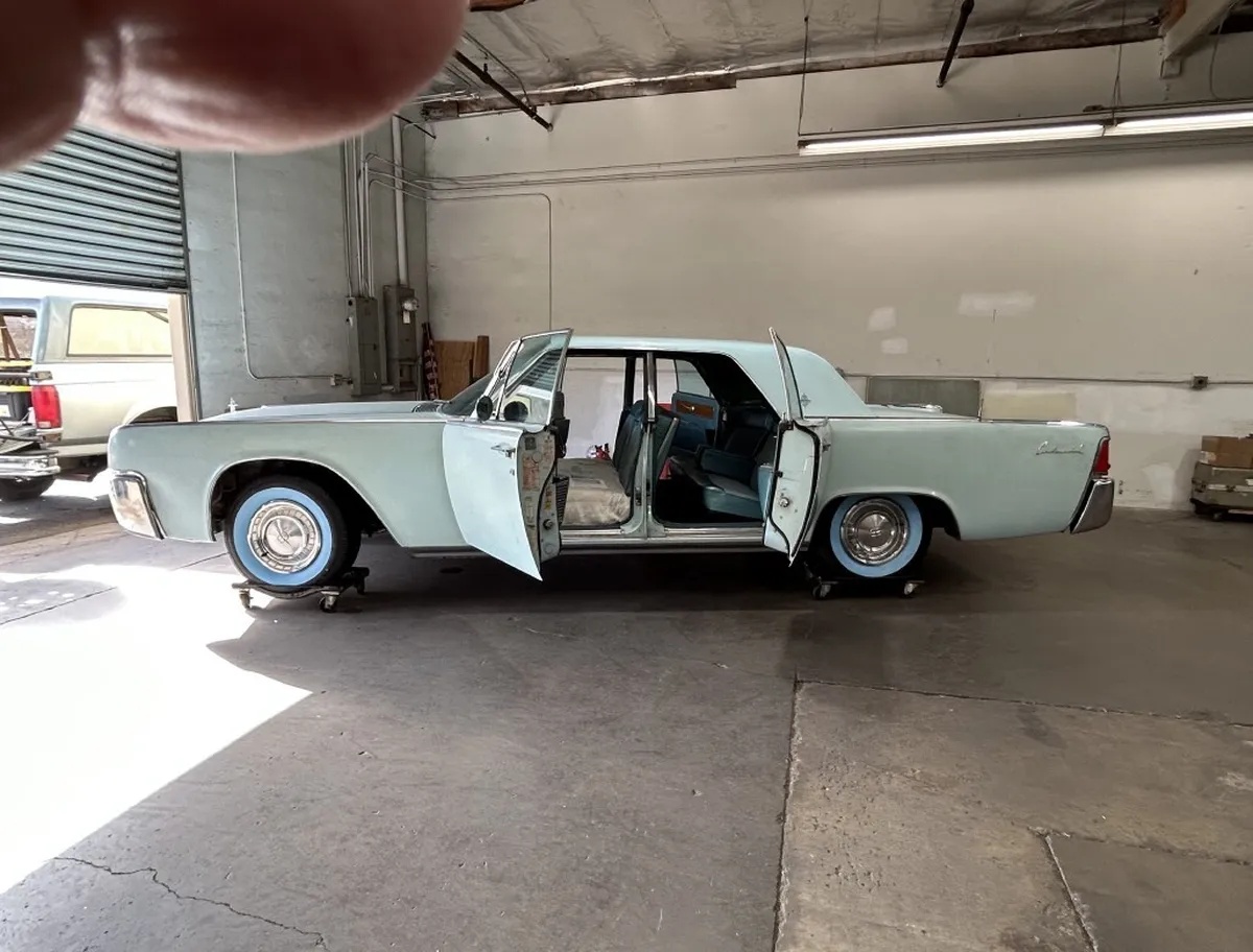 Lincoln-Continental-1961-Light-Blue-Light-Blue-4