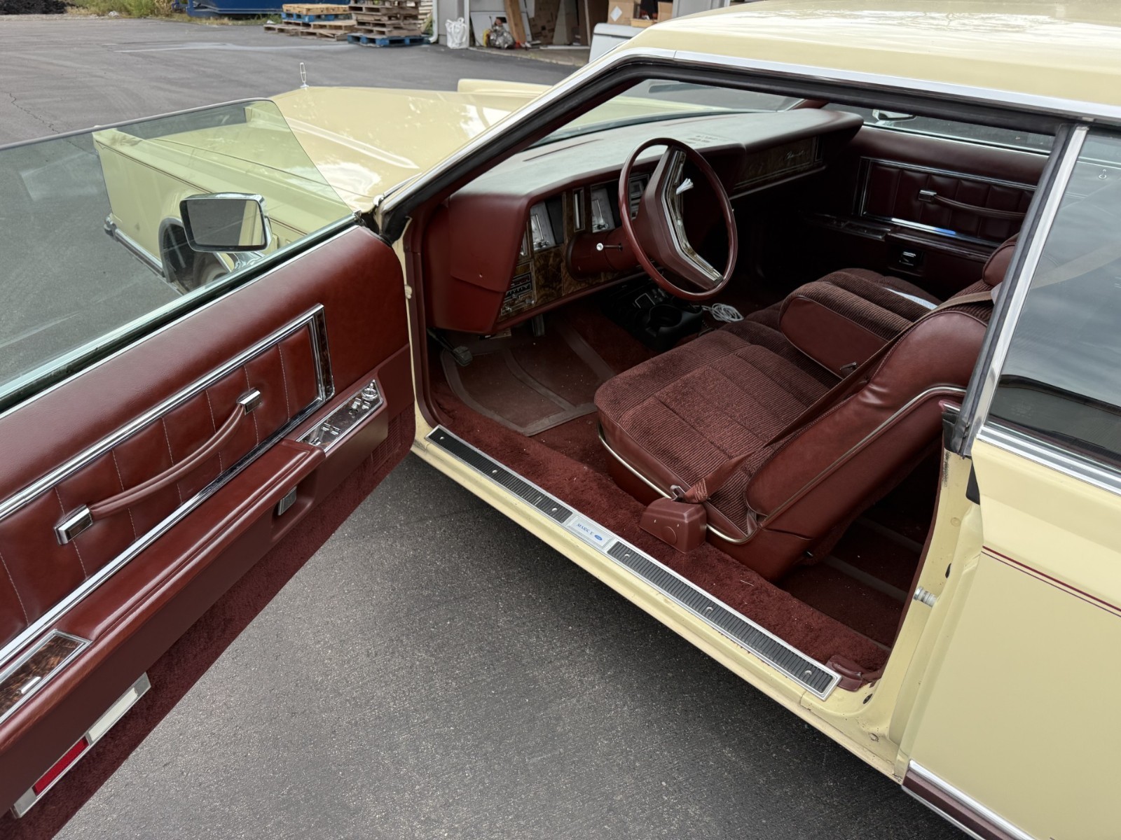 Lincoln-Continental-1978-Sedan-2