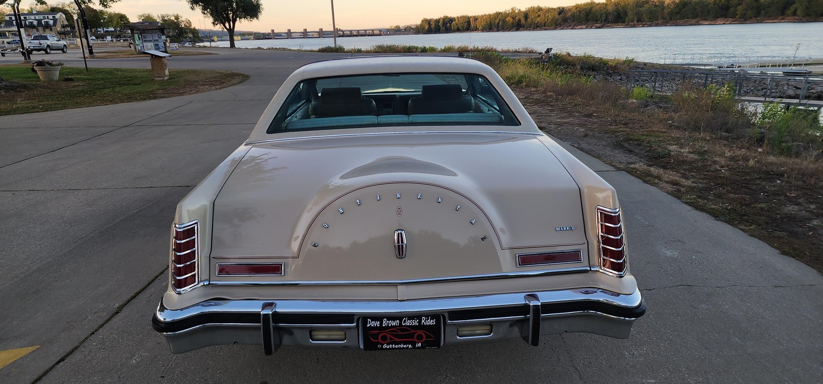 Lincoln-Continental-1979-2-dr-10