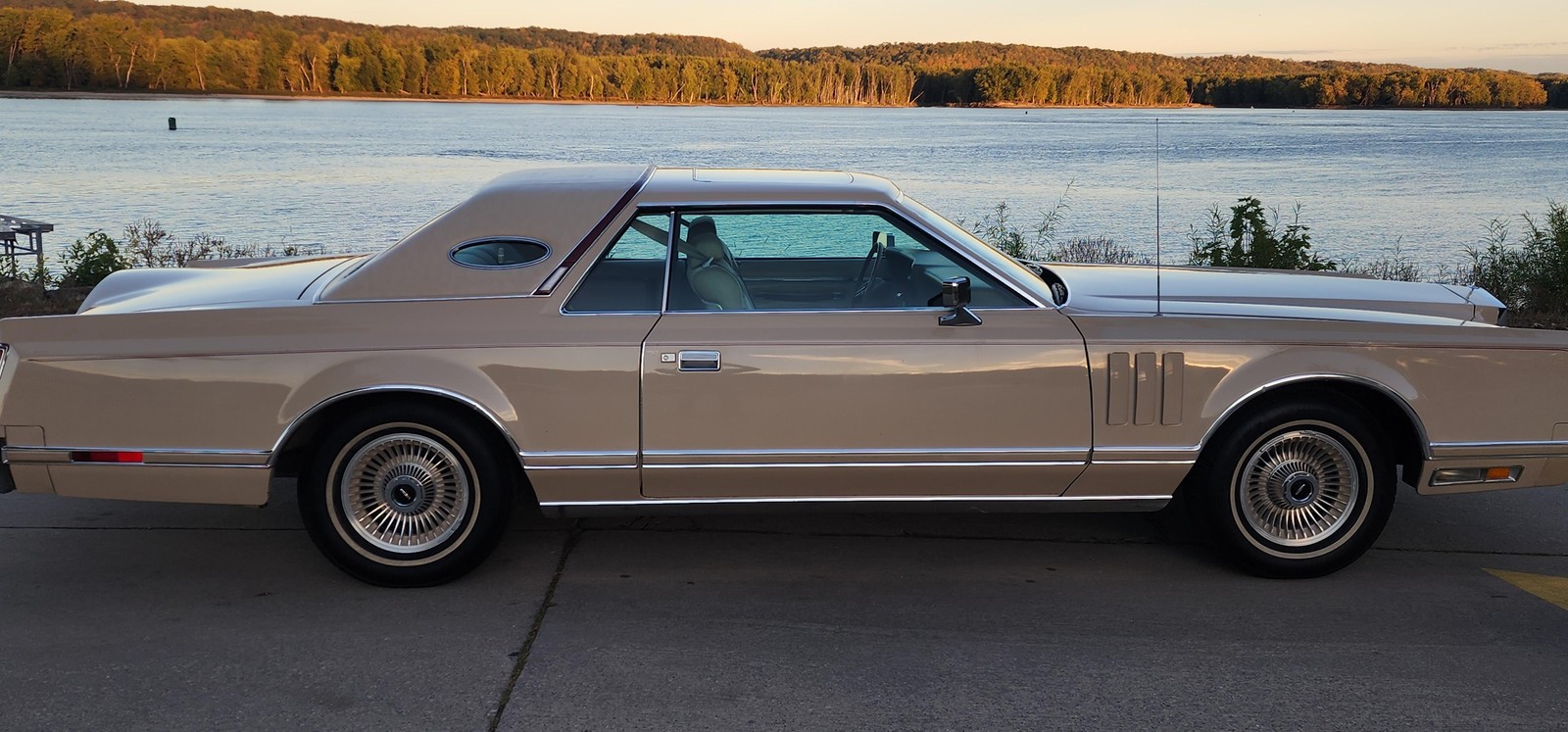 Lincoln-Continental-1979-2-dr-17