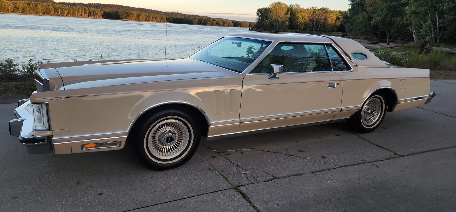 Lincoln-Continental-1979-2-dr-2