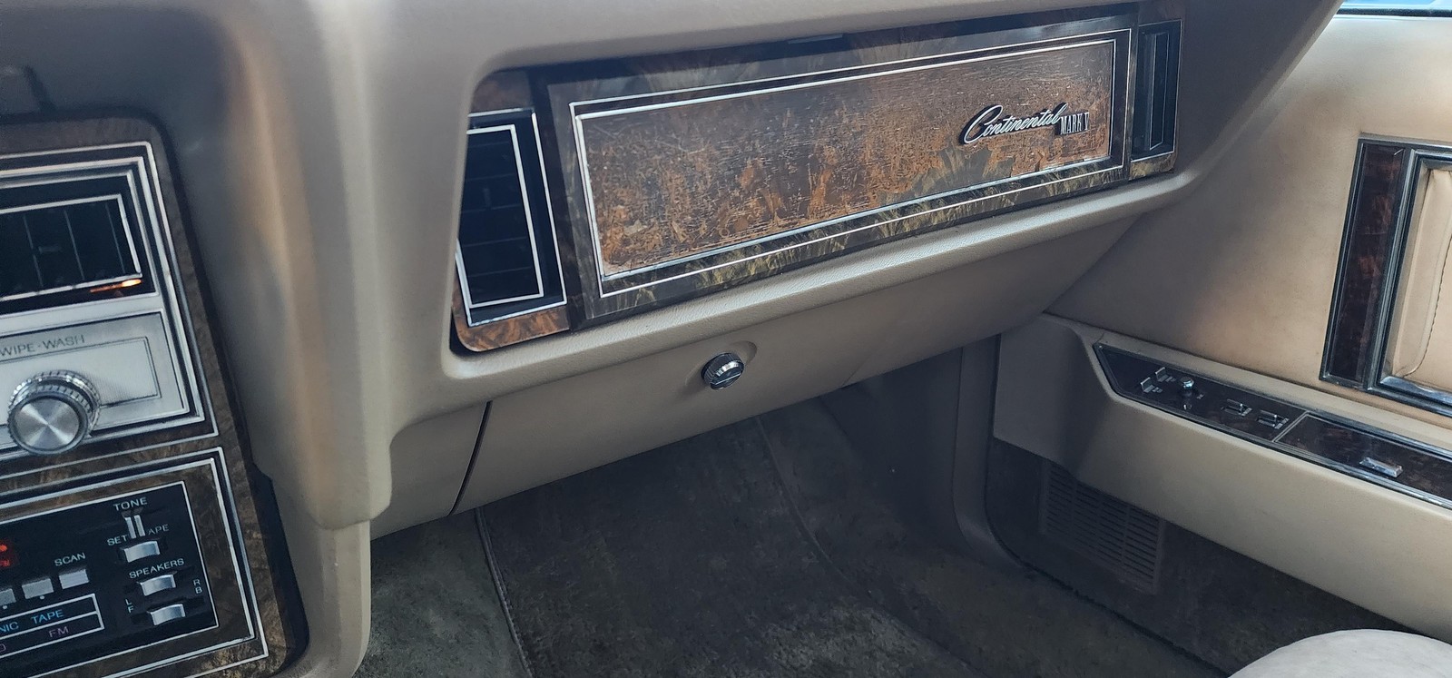 Lincoln-Continental-1979-2-dr-23