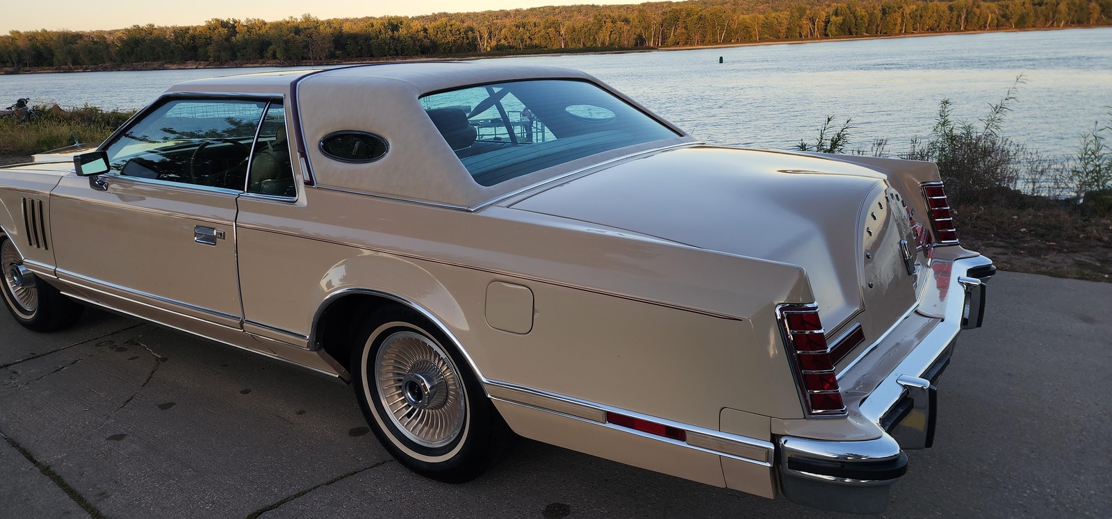 Lincoln-Continental-1979-2-dr-8