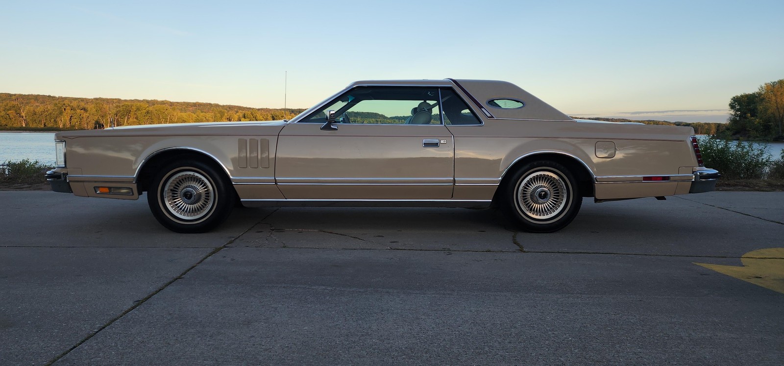 Lincoln-Continental-1979-2-dr