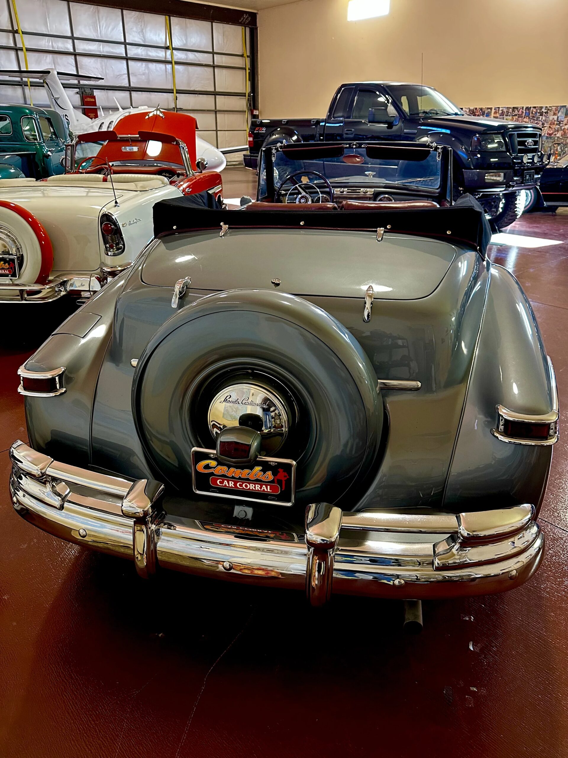 Lincoln-Continental-executive-1946-Gray-Red-1