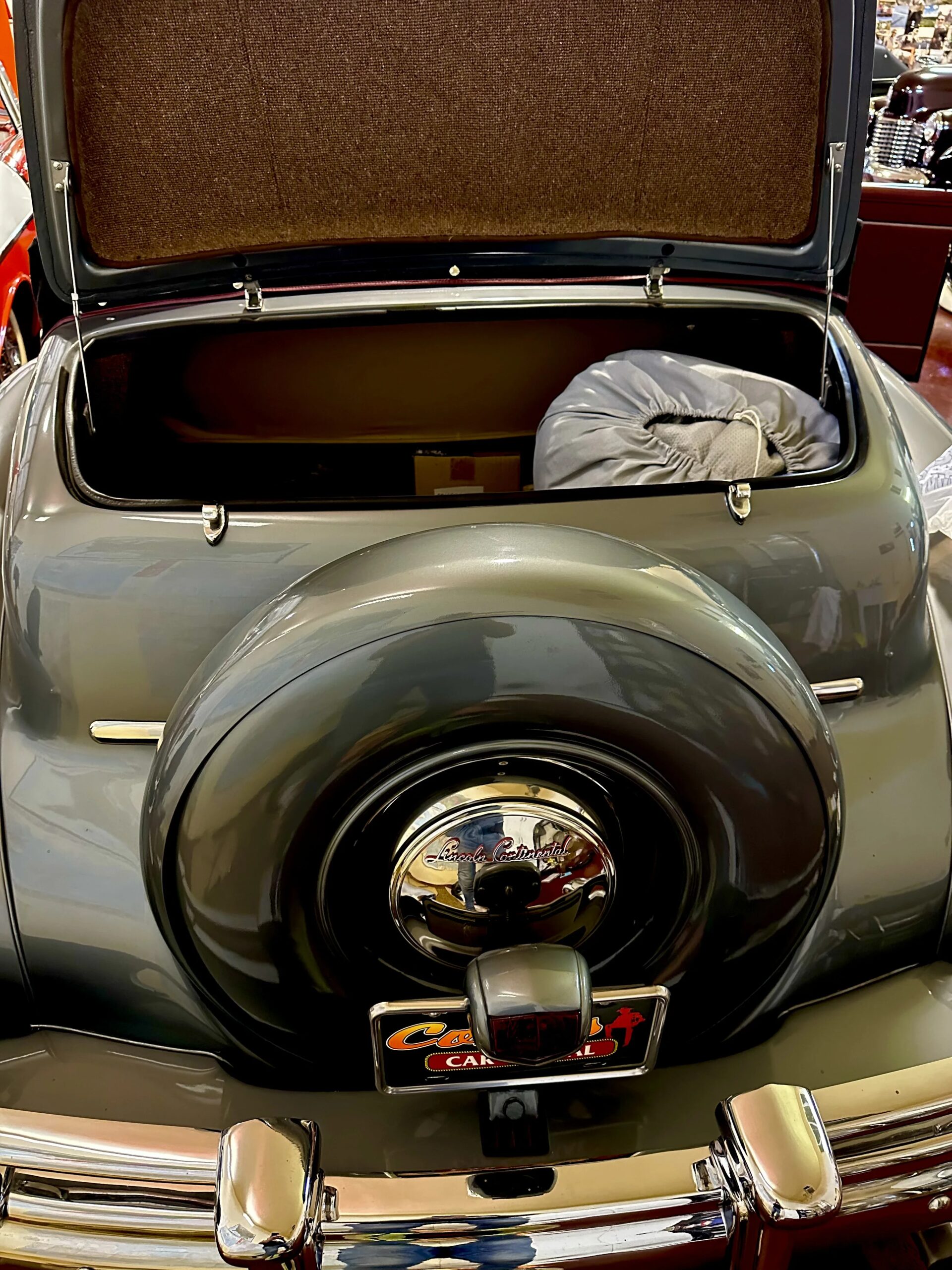Lincoln-Continental-executive-1946-Gray-Red-16