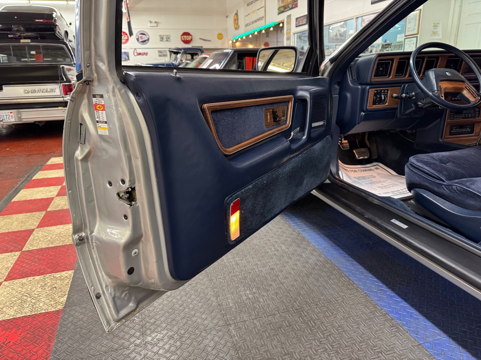 Lincoln-Mark-Series-1987-2-Door-37
